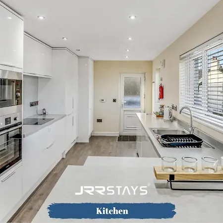 - 3 Bedroom, Sleeps 10 Garden - Jrr Tatil Evi